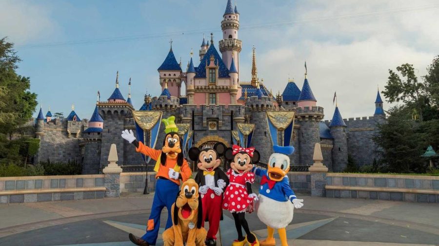 Disneyland Park împlinește 100 de ani de la lansare. Cât costă o vacanță de vis în locul desprins din desenele animate