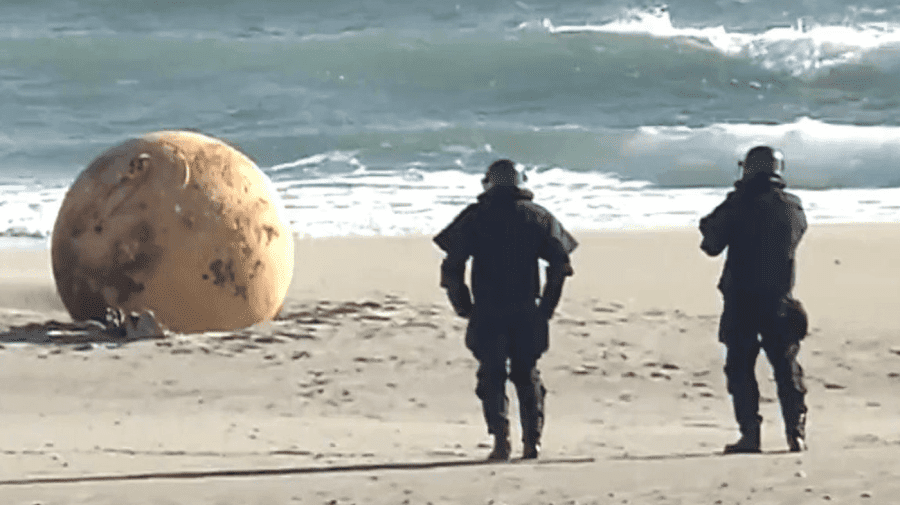 VIDEO O sferă metalică misterioasă a apărut pe o plajă din Japonia. Zona a fost restricționată