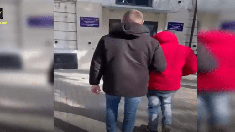 VIDEO Un bărbat din Chișinău – agresat în plină stradă. A rămas fără bani și acte