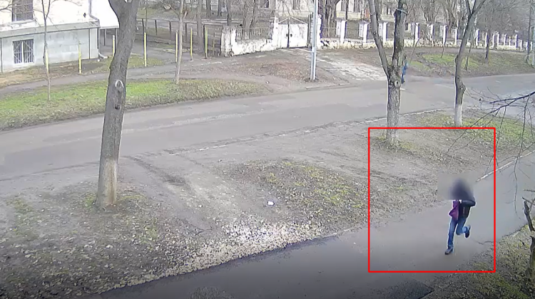 VIDEO Jaf în plină stradă! O femeie a rămas fără geanta în care avea mii de lei