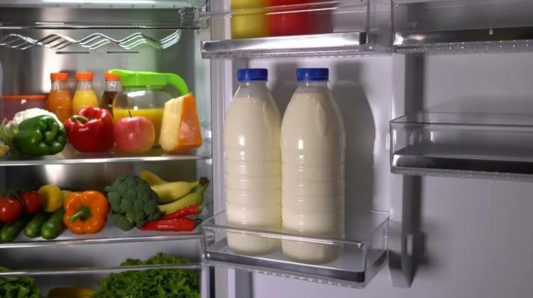 Ai o sticlă de lapte deschisă în frigider? Iată câte zile va fi bun de consumat