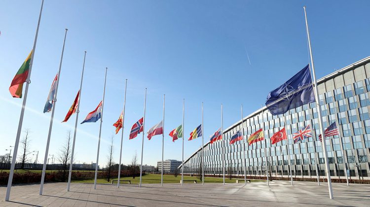 Drapelele NATO, la jumătate de catarg în urma cutremurului din Turcia