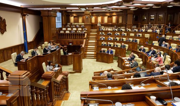 Parlamentul se întrunește în prima ședință din sesiunea de primăvară. Prelungirea stării de urgență pe ordine de zi