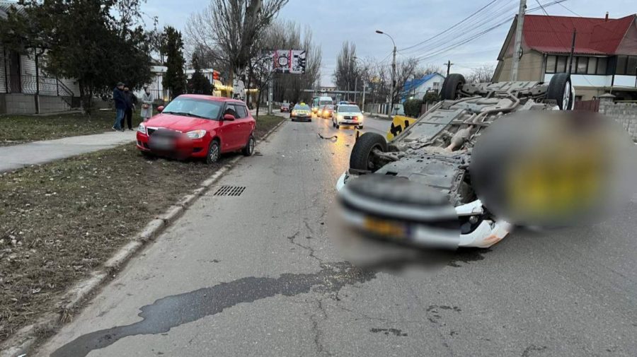 FOTO Mașina unei școli auto – implicată într-un accident rutier. Detalii de la poliție
