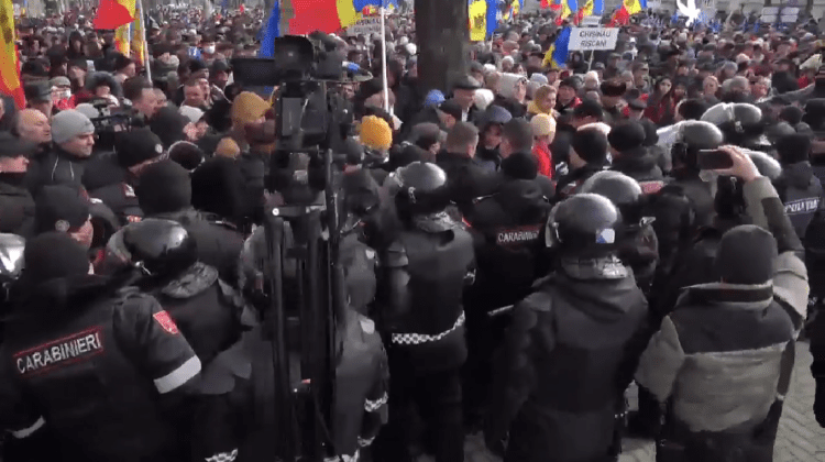 VIDEO Altercaţii între Poliţie şi manifestanţi în centrul Capitalei. Poliţia: Străzile Alecsandri şi Puşkin – blocate