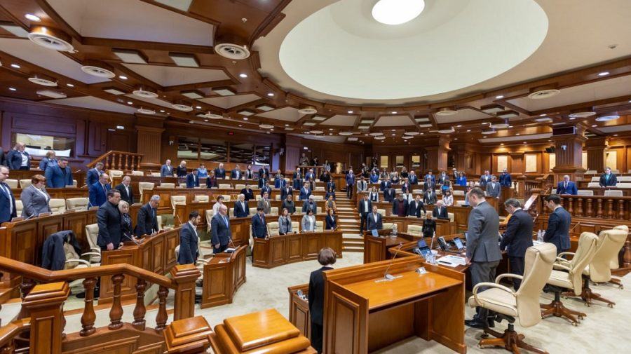 VIDEO Minut de reculegere în Parlament, în memoria victimelor cutremurului. Deputații vor dona din salariu
