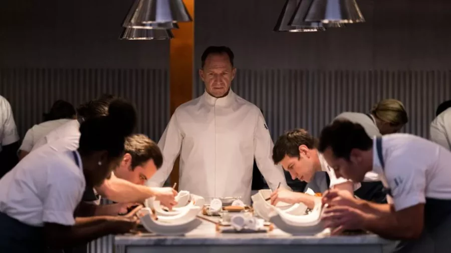 VIDEO Filmul cu Ralph Fiennes, care pare despre mâncare, dar pentru care îți trebuie „stomac tare”