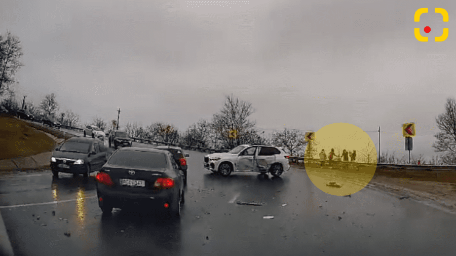 VIDEO Două BMW-uri luxoase s-au ciocnit la Peresecina. Pe stânga și dreapta drumului sunt zăriți adulți cu copii