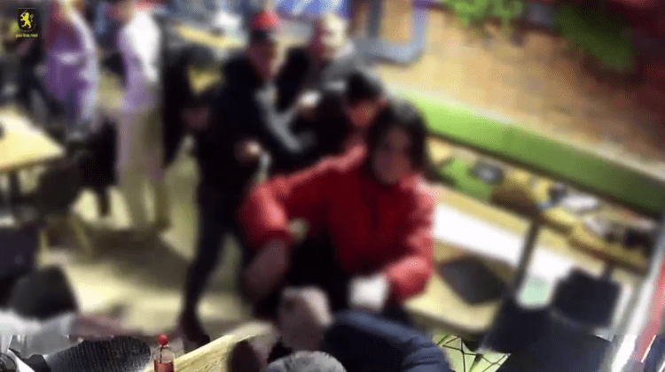VIDEO 18+ Încăierare într-un local din sectorul Rîșcani! Un tânăr a fost înjunghiat în spate