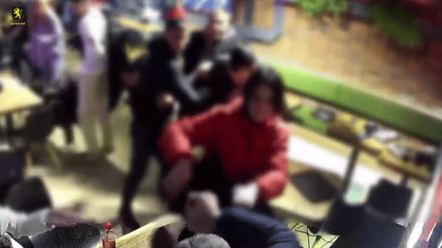 VIDEO 18+ Încăierare într-un local din sectorul Rîșcani! Un tânăr a fost înjunghiat în spate