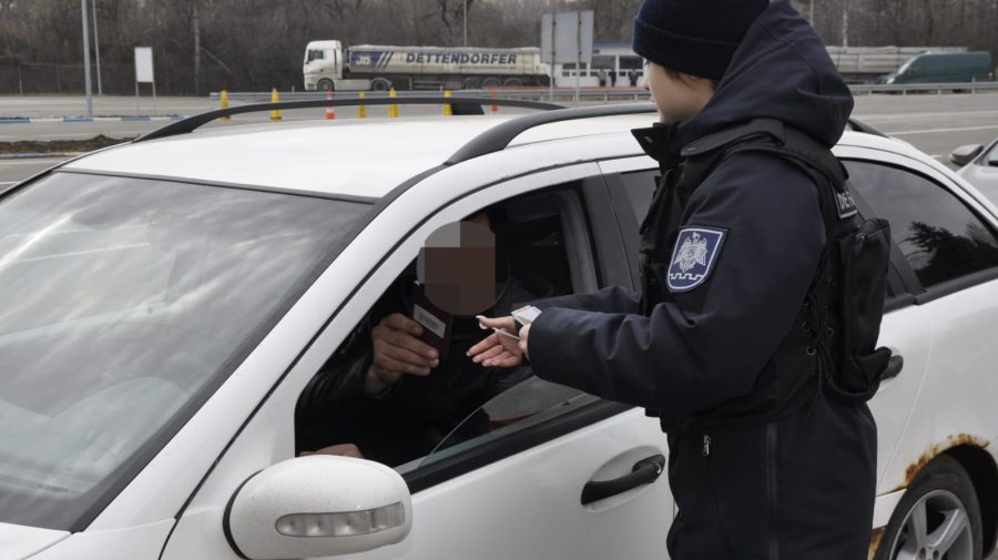 Permise de conducere falsificate – găsite la frontieră. Cui aparțineau