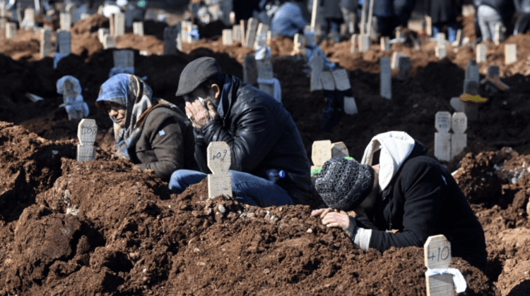 CUTREMURĂTOR! „Am săpat cu mâinile”. Turcia și Siria nu mai au unde să-și îngroape morții și fac gropi comune