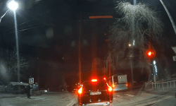 VIDEO A pus viața pasagerilor în pericol! Momentul în care un șofer de autobuz merge la culoarea roșie a semaforului