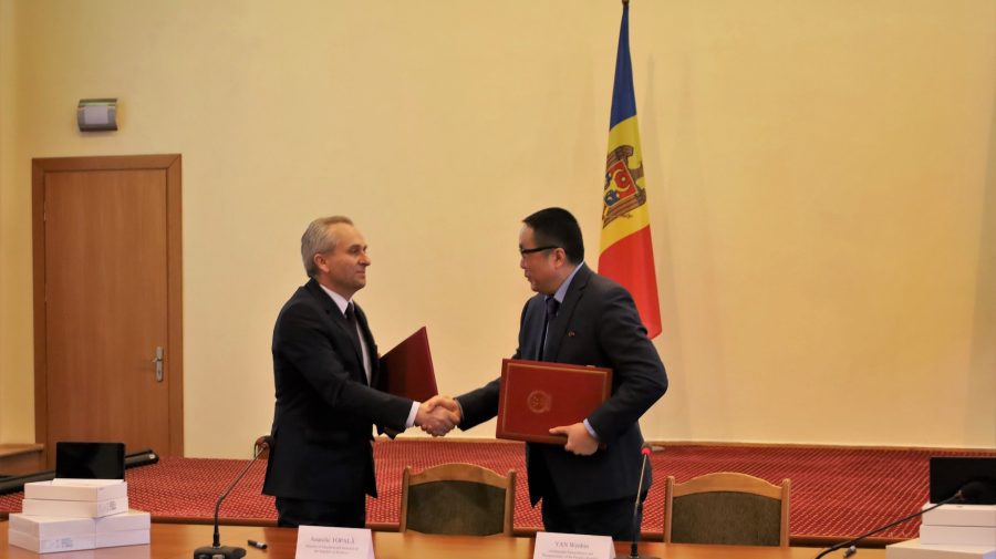 China oferă circa 1 500 de tablete performante Republicii Moldova. Unde vor fi distribuite