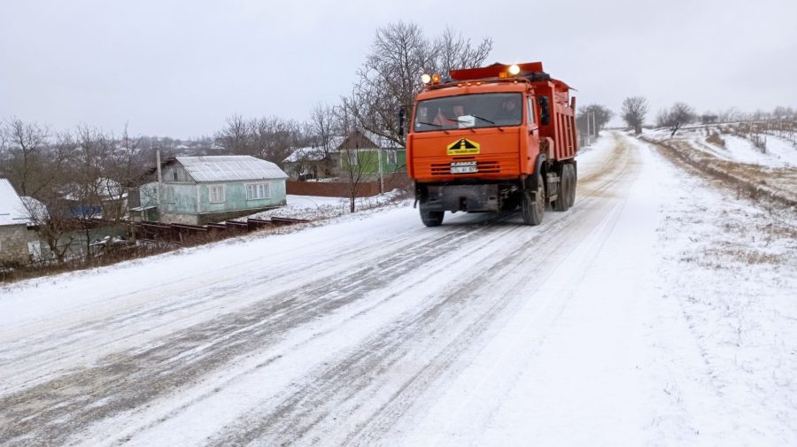 Drumurile din Moldova, afectate de ninsori. ASD: 155 de utilaje au fost scoase pe traseele naționale