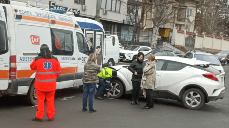 FOTO Accident cu implicarea unei ambulanțe, în Capitală. Detalii de la poliție
