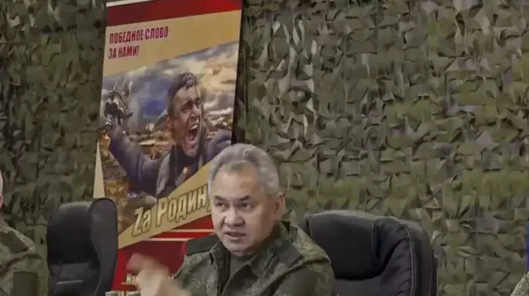 STOP CADRU Șoigu i-a premiat pe soldații ruși, având în spate o imagine furată dintr-un afiș al unei companii ucrainene