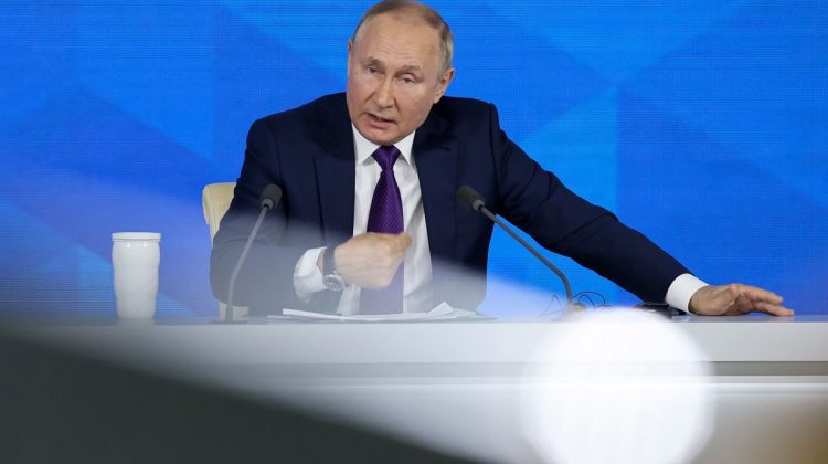 VIDEO „Discreditarea armatei”: Politician rus, judecat că a ascultat discursul lui Putin cu spaghete pe urechi