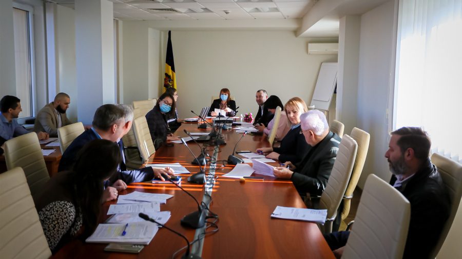 Stagii plătite în sectorul public pentru tinerii din Moldova! Aceștia ar putea ridica într-o lună peste 13 mii de lei