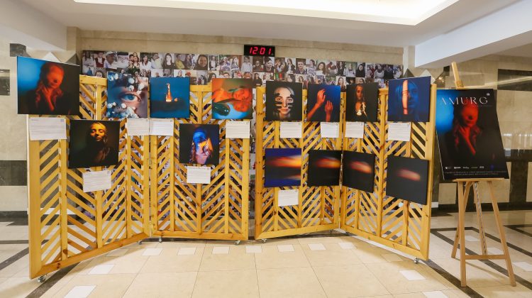 Istoria unei tinere diagnosticată cu glaucom, redată prin fotografii. Expoziția este vernisată la Parlament