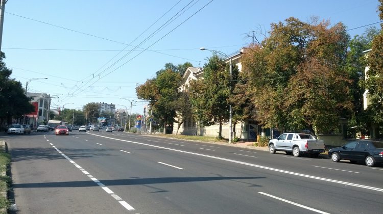 VIDEO O femeie şi-a pus în pericol viaţa ei, dar şi a copilului, traversând neregulamentar o stradă cu căruciorul