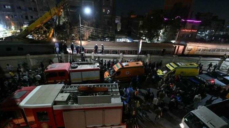 FOTO Tragedie feroviară cu cel puțin doi morţi şi 16 răniţi în Egipt