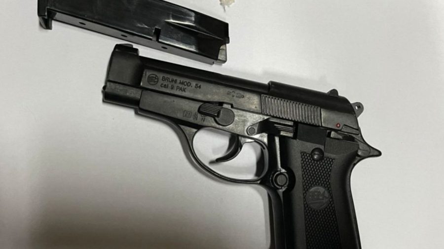 FOTO Pistol „ascuns” în torpedoul unui autoturism – găsit de vameși. Cui aparținea