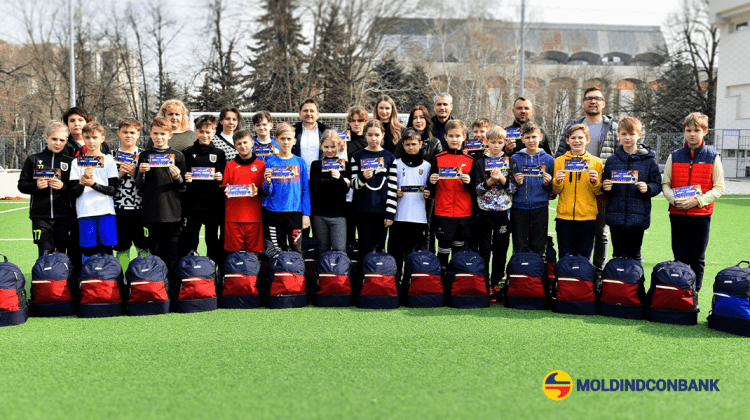 Moldindconbank a oferit echipament sportiv pentru clasa de fotbal de la Liceul „Gogol” din Chișinău