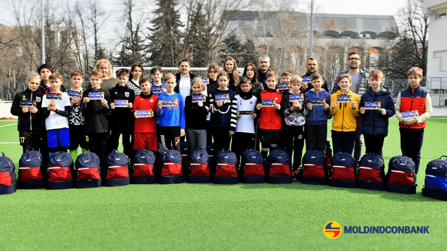 Moldindconbank a oferit echipament sportiv pentru clasa de fotbal de la Liceul „Gogol” din Chișinău