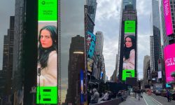 VIDEO „Nu pot să cred!” O moldoveancă a apărut pe billboard-ul din Times Square, New York. Iată cine este