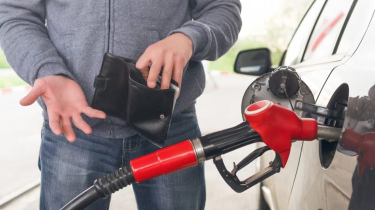 Suflă vântul în buzunare! Șoferii cumpără azi motorină mai scumpă. Cât costă benzina