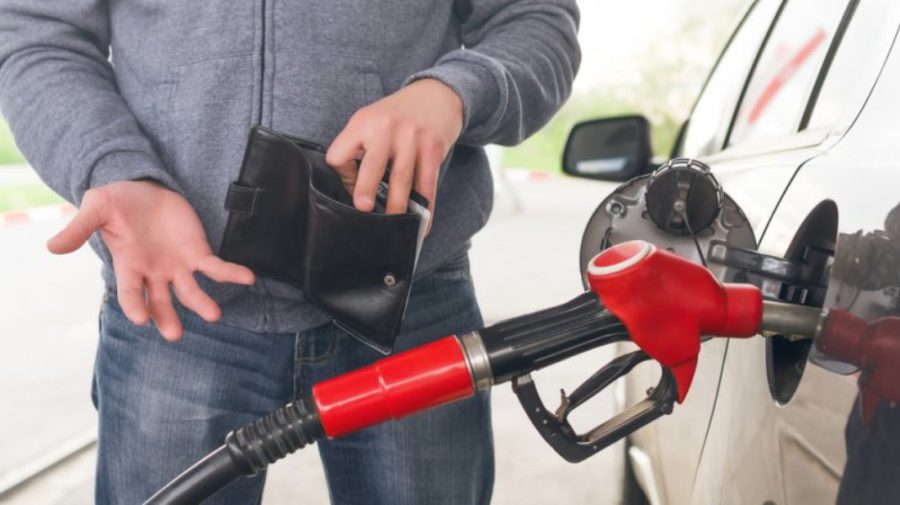 Suflă vântul în buzunare! Șoferii cumpără azi motorină mai scumpă. Cât costă benzina
