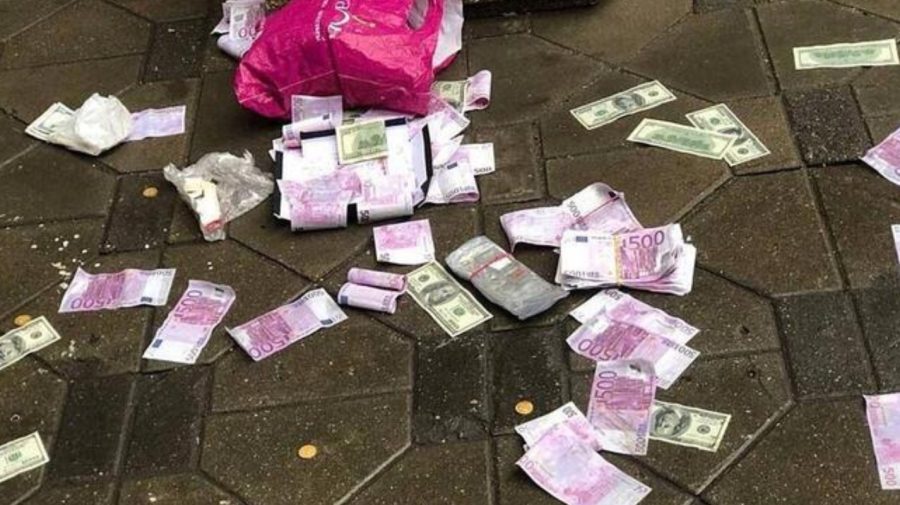 VIDEO „Ninsoare” cu bani la Moscova. Un individ a aruncat bancnote de 500€ și 100$ de la geam cât FSB bătea la ușă