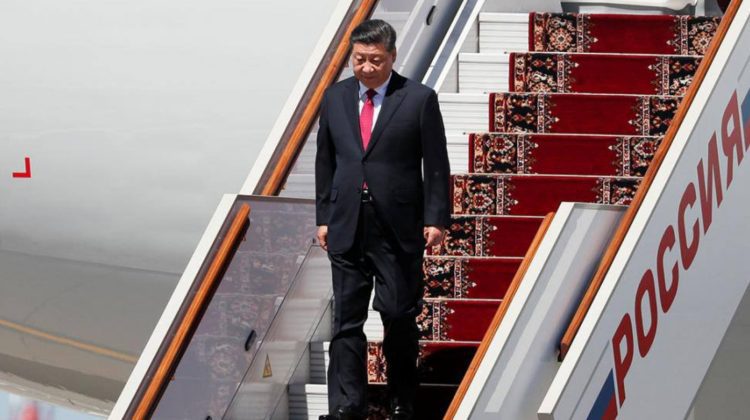 Liderul chinez aterizează la Moscova. VIDEO cu zeci de mașini care așteaptă delegația lui Xi lângă aeroportul Vnukovo