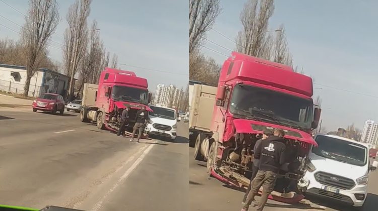 VIDEO Accident rutier în apropiere de gara de nord din Chișinău. Poliția este la fața locului