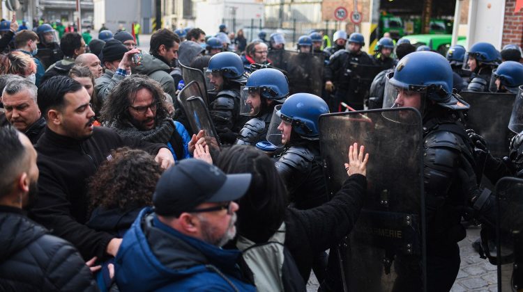 Protestele nu mai contenesc în Franţa: Peste 120 de poliţişti au fost răniţi