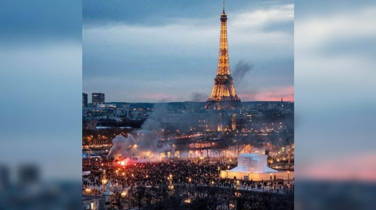 IMAGINI VIOLENTE Noi proteste în Franța din cauza legii pensiilor! 800.000 de oameni au ieșit în stradă