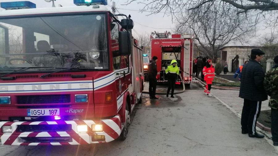 FOTO O casă din Orhei a luat foc! Ce spun pompierii despre locatari