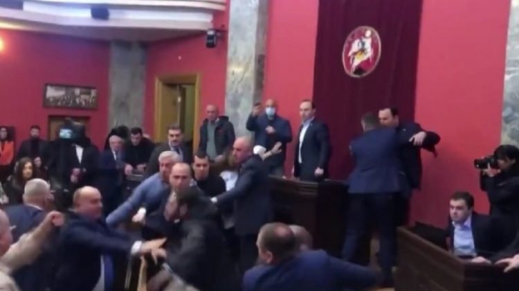 Bătaie în Parlamentul Georgiei! O lege inspirată de la ruși a aprins spiritele între deputați