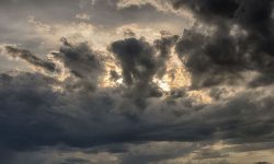 Soarele se ascunde după nori. Meteorologii anunță temperaturile pentru joi, 22 februarie