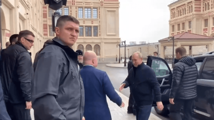 VIDEO Cât Putin este în Crimeea, la Sevastopol se aud explozii. Moscova le numește „zgomote” și zice că-s antrenamente