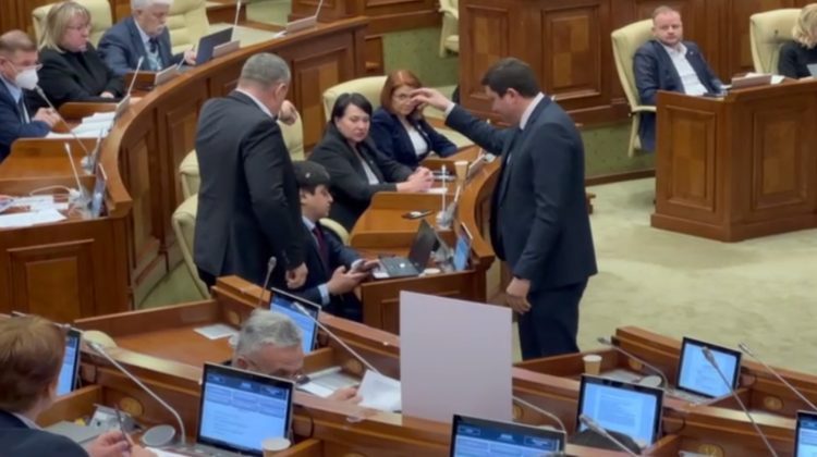 VIDEO Parlamentul se transformă în grădiniță: Vartanean a fost „scăldat” de socialiști cu 30 de monede