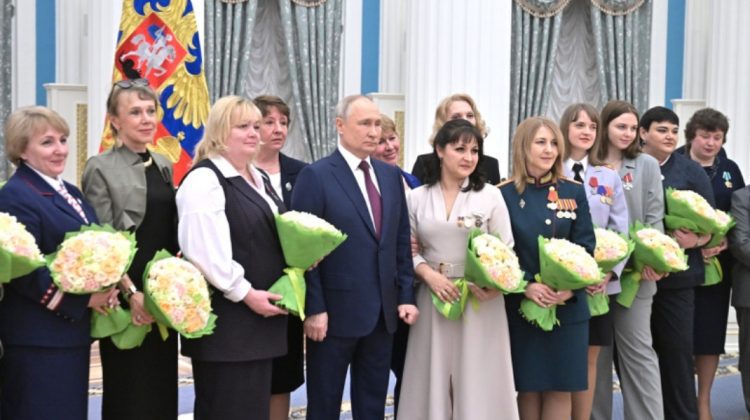 Putin, de 8 Martie, printre femei: Curajul lor pe câmpul de luptă îi uimeşte chiar şi pe combatanţii experimentaţi