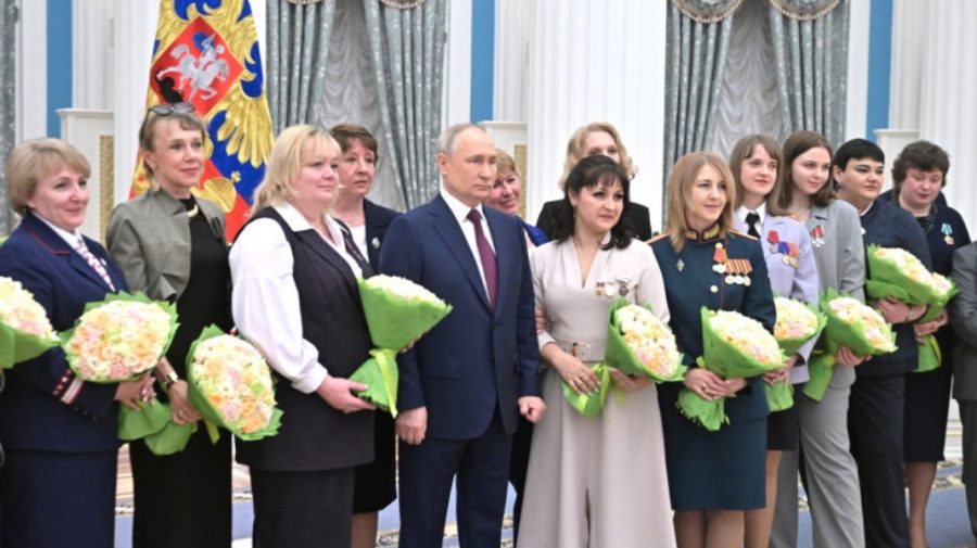 Putin, de 8 Martie, printre femei: Curajul lor pe câmpul de luptă îi uimeşte chiar şi pe combatanţii experimentaţi