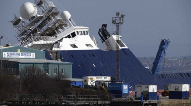 FOTO O navă uriașă de 3.000 de tone s-a răsturnat în portul din Edinburgh