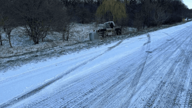 FOTO, VIDEO Un microbuz s-a răsturnat în raionul Dondușeni. Cine se afla la volan