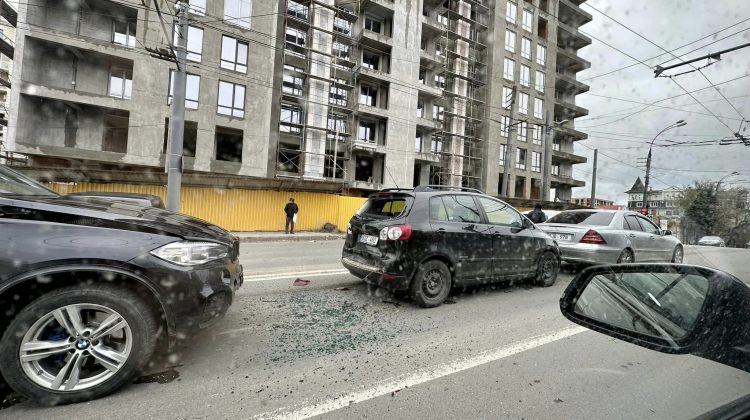FOTO Accident în lanț – produs în Capitală. Au fost implicate trei unități de transport