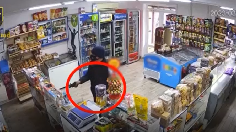 VIDEO cu momentul în care un individ scoate pistolul și amenință vânzătoarea. S-a întâmplat la Bălți