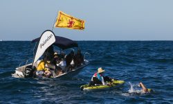 Record mondial: un scoţian a înotat în apele pline cu rechini dintre insulele Noii Zeelande