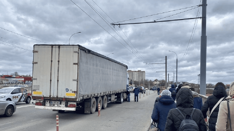 Troleibuze blocate pe podul de pe strada Mihai Viteazul. Ce se întâmplă